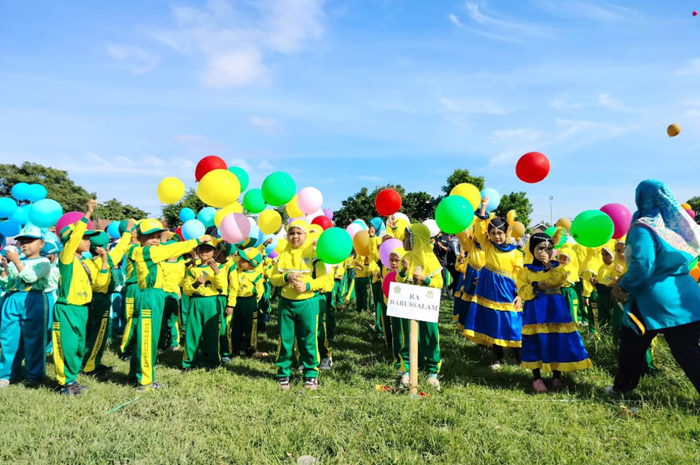 SEMANGAT: Siswa RA se-Kecamatan Mojoagung mengikuti senam di Alun-alun Cemara, Desa Miagan, Kecamatan Mojoagung, Sabtu (13/1).