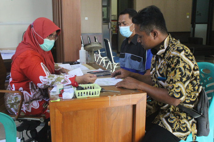PEMBERKASAN: Calon PPPK saat mengurus surat kesehatan di RSUD Jombang, Kamis (4/1).