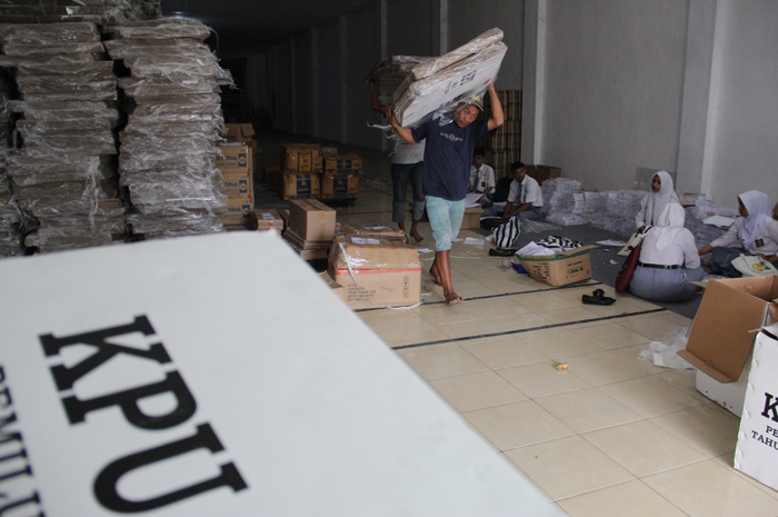 DIPINDAH: Petugas KPU Jombang mulai memindah logistik dari gudang KPU ke tingkat kecamatan, Senin (15/1).