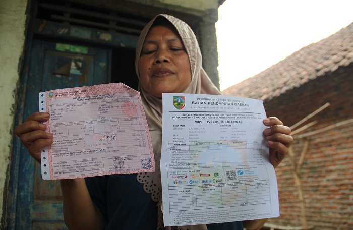 Warga Desa Mojotrisno Kecamatan Jombang menunjukan perbedaan SPPT tahun 2023 dan 2024.