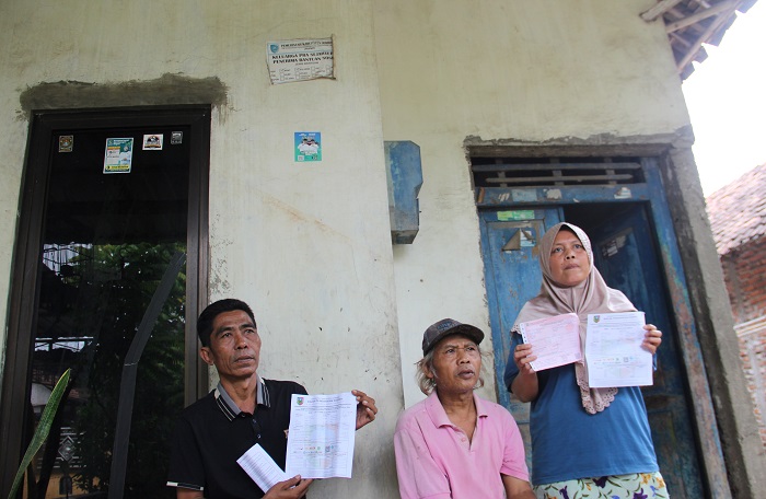 DIKELUHKAN: Sejumlah warga Desa Mojotrisno, Kecamatan Mojoagung menunjukkan SPPT di rumahnya.