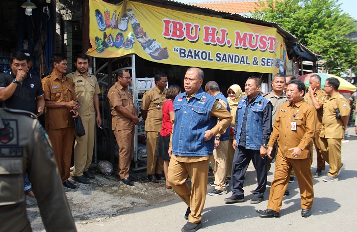SIDAK: Pj Bupati Jombang Sugiat melakukan sidak ke Pasar Perak, Selasa (16/1) pagi.