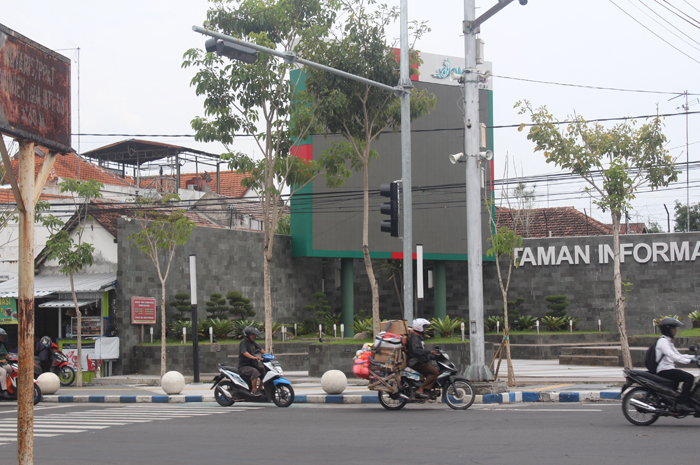 MATI: Videotron di Taman Kebonrojo dan Taman Informasi tak lagi menampilkan program milik Pemkab Jombang, Senin (15/1).