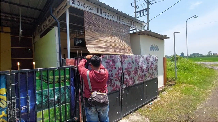 TUTUP: Kondisi rumah di Desa Jogoloyo Kecamatan Sumobito yang jadi tempat bisnis esek-esek