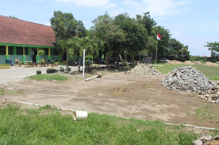 PERSIAPAN: Halaman MAN 8 Jombang bakal diuruk sebelum dibangun ruang kelas baru.