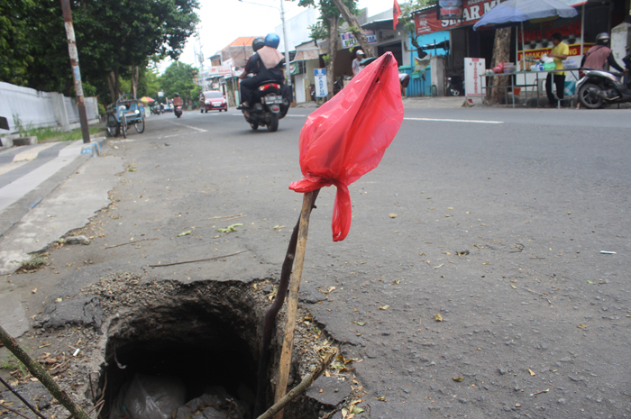 Kondisi bahu Jl Kusuma Bangsa Jombang yang berlubang. Diduga bekas galian Jargas,