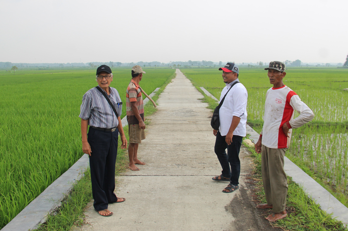 BERMANFAAT: Kepala Desa Bendungan, Kecamatan Kudu, Widyanto (depan kiri) saat menyapa petani di sawah, Rabu (17/1).