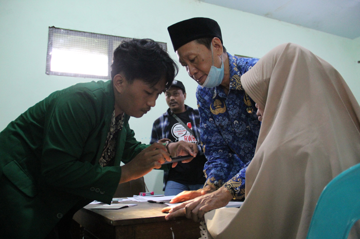 ANTRE: Sejumlah CJH yang akan berangkat tahun ini melakukan perekaman biovisa ke kantor Kemenag Jombang, Kamis (18/1).