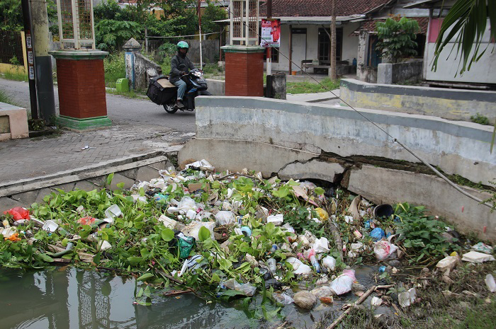 TERSUMBAT: Kondisi sampah menumpuk di depan Balai Desa Jatigedong, Kecamatan Ploso.