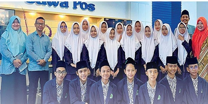 RIHLAH ILMIAH: 21 siswa-siswi layanan SKS 2 tahun, angkatan ke-2 MTsN 4 Jombang berkunjung ke redaksi Jawa Pos koran di gedung Graha Pena Surabaya, Kamis (18/1).