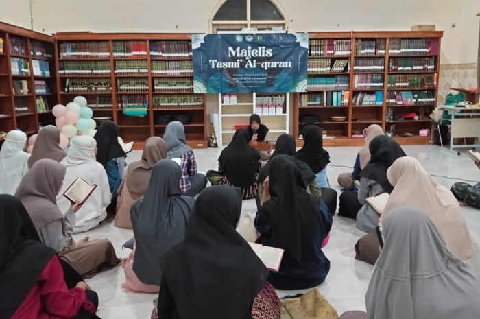 KEUNGGULAN: Siswa kelas 10 putra MAN PK MAN 4 Jombang saat menjalani program intensif baca kitab, Bahasa Arab dan Bahasa Inggris.