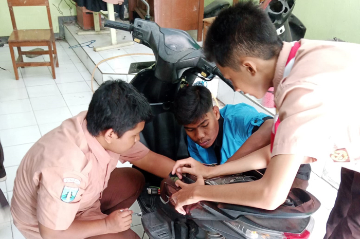 KREATIF: Siswa MAN 4 reguler saat mengikuti keterampilan tata rias, otomotif dan tata boga.
