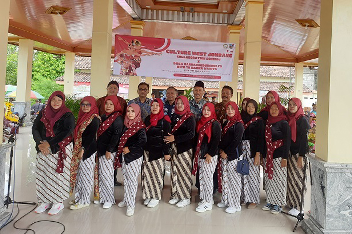 KOMPAK: Kades Bandarkedungmulyo Zainal Arifin (dua dari kiri) usai mengikuti Culture West Jombang Colaboration Sonibdu, Kamis (18/1).