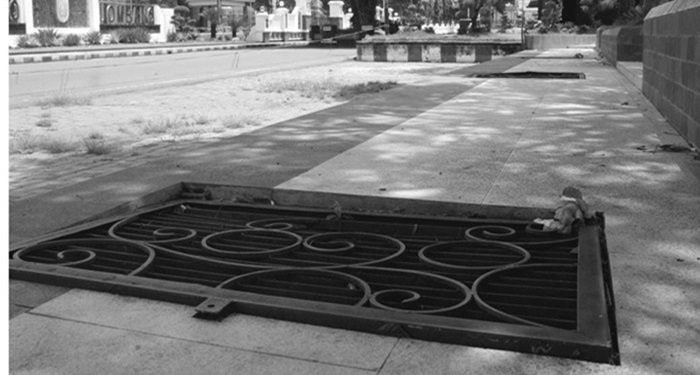 RUSAK: Salah satu besi manhole Alun-Alun Jombang yang bengkok dan mencuat ke atas.