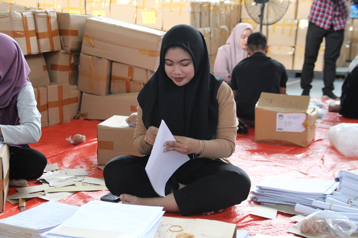 DISETTING: Petugas setting logistik saat mensetting jumlah kebutuhan logistik di Gedung Tennis Indoor, Jl Kusuma Bangsa, Desa Sengon, Jombang, Kamis (18/1).