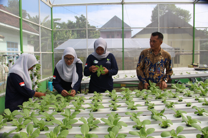 MANDIRI: Pj Kepala Desa Plosokerep Toni Hanafi saat berbincang dengan anggota Pokmas Asem Kembar, Jumat (19/1).