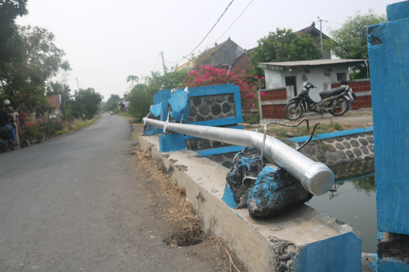 JEBOL: Pipa besi pagar pengaman jembatan di Desa Bakalan, Kecamatan Sumobito, dipasang seadanya, usai pondasi jembatan rusak.