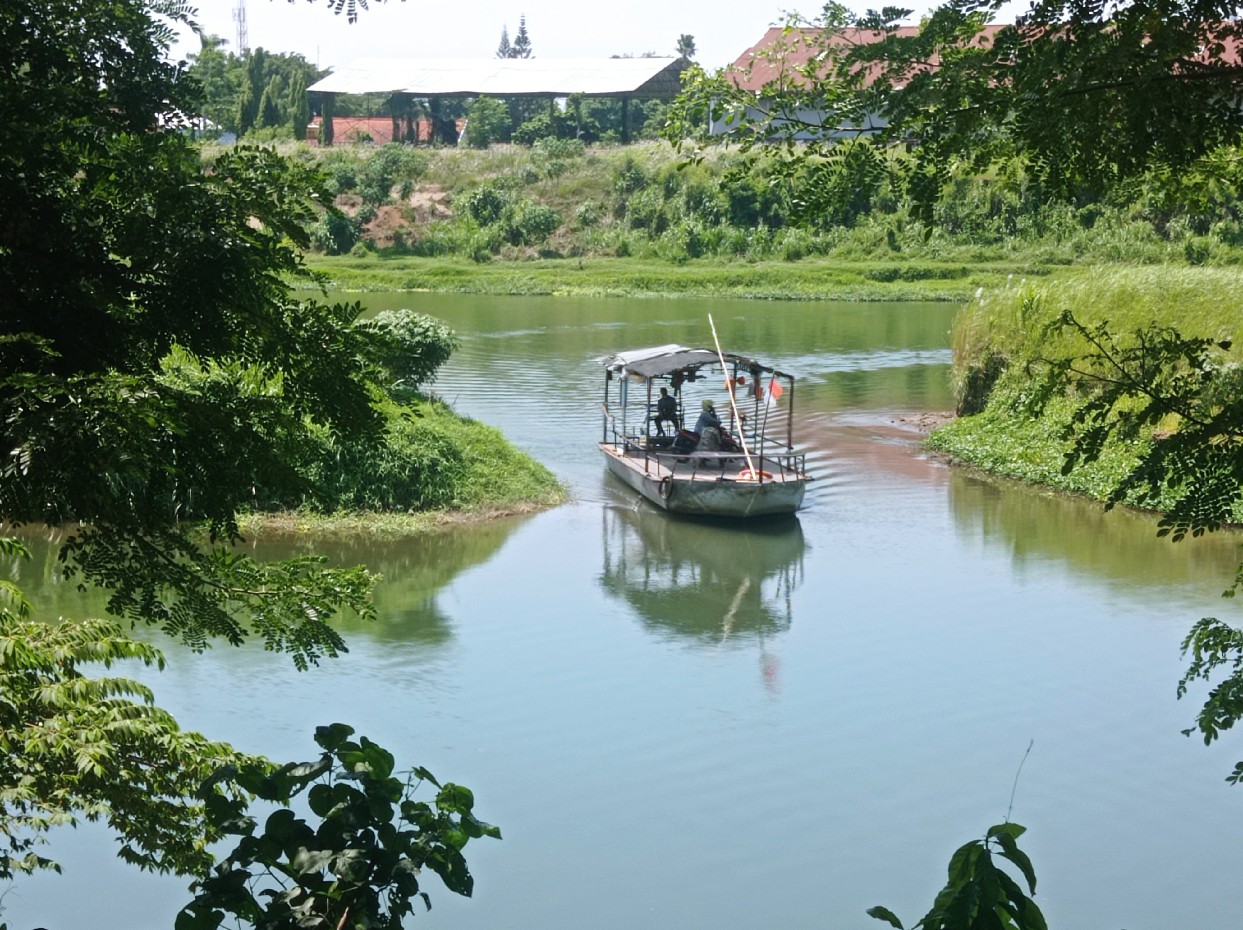 HARUS BELOK: Perahu tambang melewati dua sedimentasi Sungai Brantas menuju Desa Brodot, Kecamatan Bandarkedungmulyo.