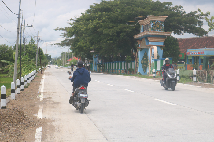LOKASI BALAPAN: Ruas Kabuh-Tapen di depan SMKN Kabuh selama ini jadi arena balap liar setiap sore.
