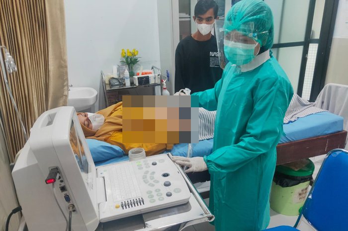 DEMI KESEHATAN: Pemeriksaan kehamilan di Puskesmas Mojowarno, Jumat (19/1).