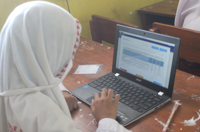 SERIUS: Siswa SDN Mayangan Kecamatan Jogoroto saat mengikuti pembelajaran menggunakan komputer (23/10).