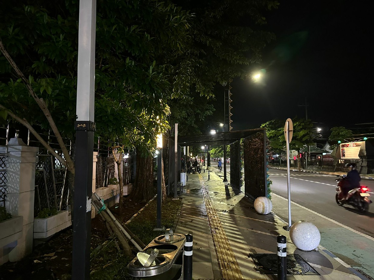 MUDAH RUSAK: Puluhan standlamp trotoar Jl KH Wahid Hasyim kembali rusak, Jumat malam (19/1).