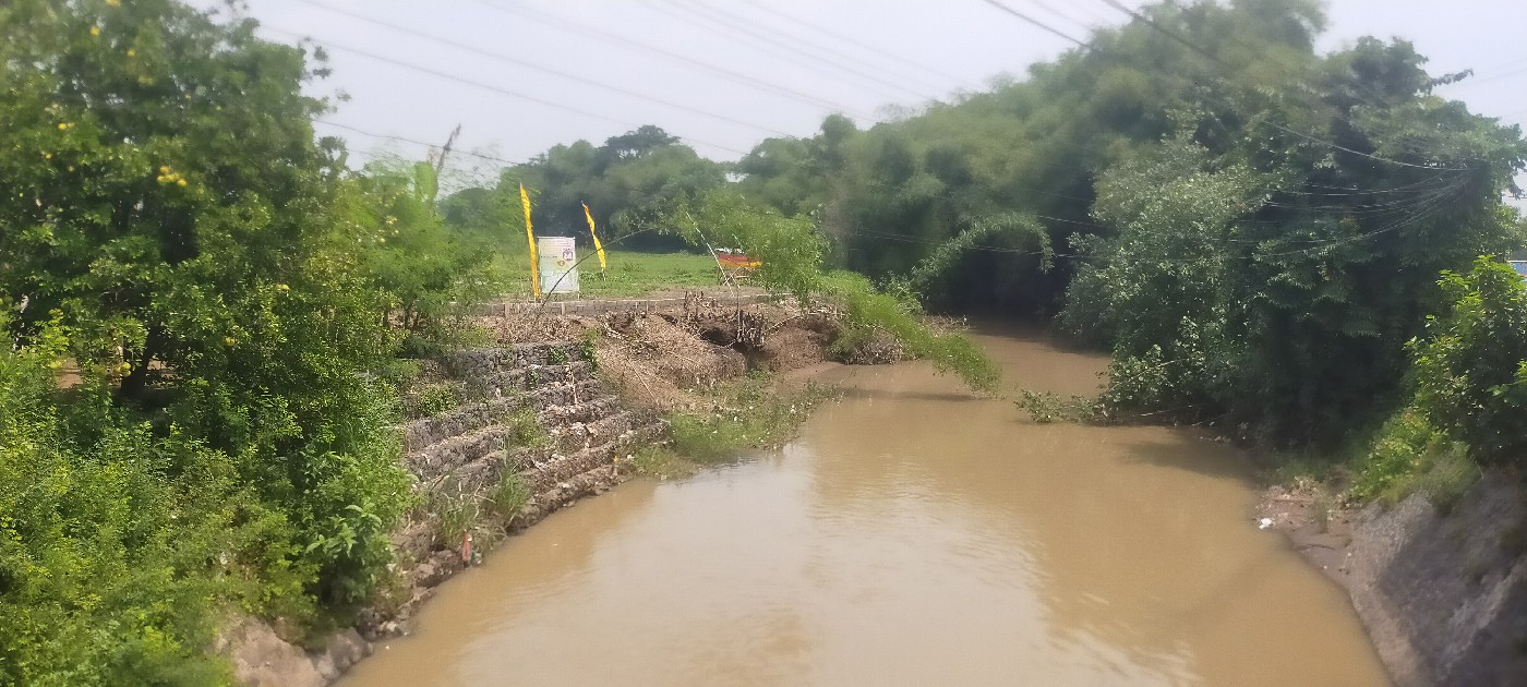 WASWAS: Tanggul Kali Putih di Desa Selorejo, Kecamatan Mojowarno terancam longsor.