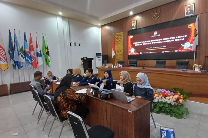 TUNTAS: KPU Jombang melakukan pembayaran ongkos petugas sorlip di Gudang KPU Jombang, Minggu (21/1).