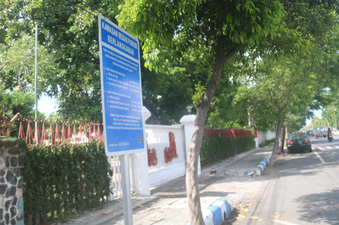 PARKIR LANGGANAN: Sebuah mobil parkir di kawasan bebas parkir berlangganan di Jl KH Wahid Hasyim, Minggu (21/1).