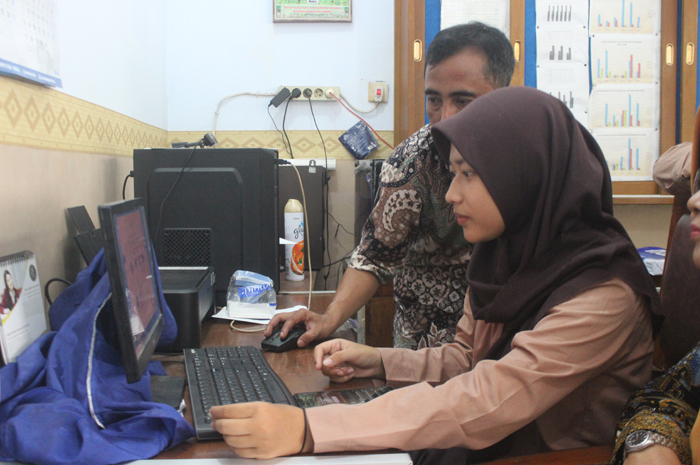 SERIUS: Siswa SMAN 2 Jombang saat registrasi akun SNPMB di ruang guru BK SMAN 2 Jombang, Jumat (19/1).