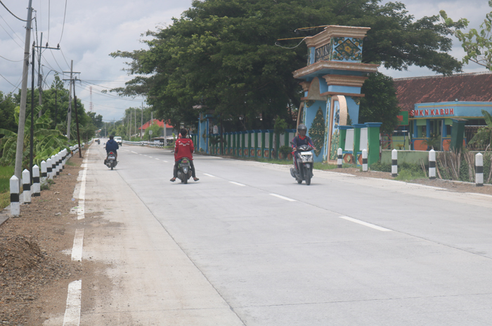 PUNYA RUAS BARU: Jalan Kabuh-Tapen di Desa Kauman, Kecamatan Kabuh bakal terhubung ke ruas jalan baru yang mengarah ke kawasan industri.
