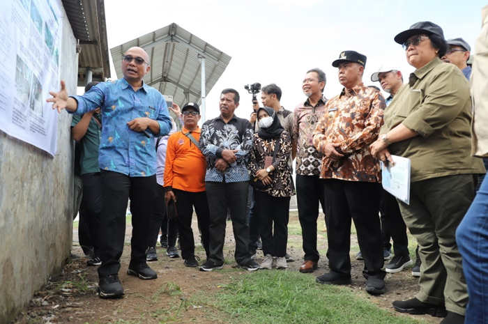 Menteri LHK Siti Nurbaya (paling kanan) meninjau hasil kegiatan pemulihan lahan terkontaminasi B3 di Dam Yani Dusun/Desa Budugsidorejo, Kecamatan Sumobito, Minggu (21/1).