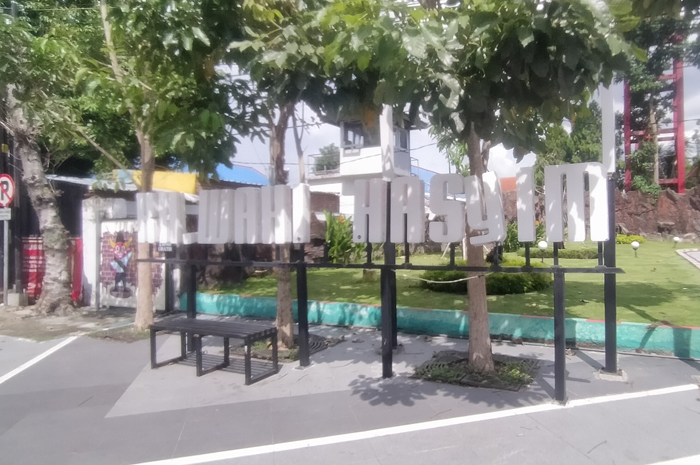 RUSAK: Neon box Jl KH Wahid Hasyim masih belum dilakukan perbaikan.