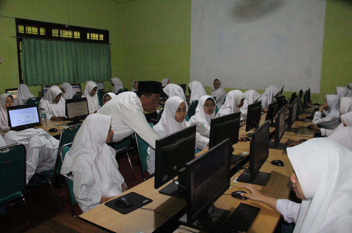 SEMANGAT: Siswa MAN 4 Jombang di PP Mambaul Maarif Denanyar mengikuti ANBK di ruang laboratorium, Selasa (23/1).