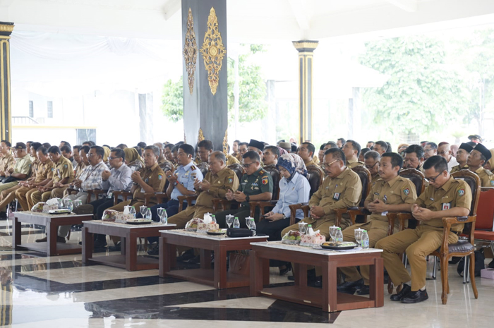 KHIDMAT: Sosialisasi dan launching penyaluran DD, ADD, dan PDRD tahun anggaran 2024  di Pendopo Kabupaten Jombang, Selasa (23/1).