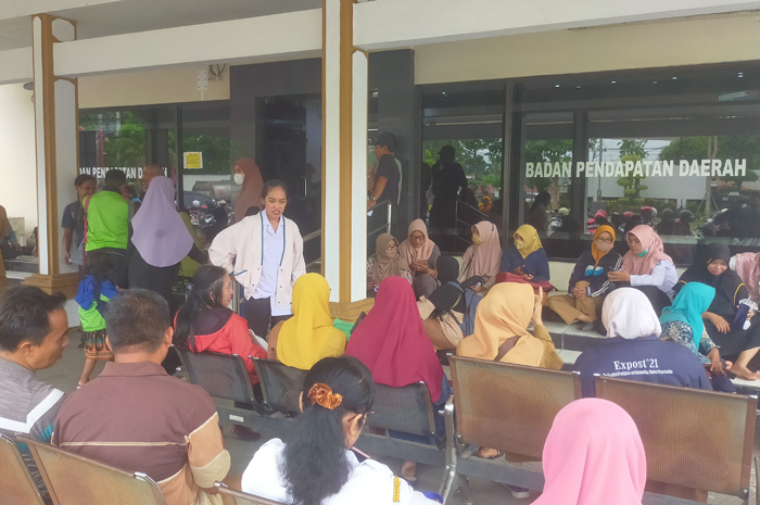 BERJUBEL: Ratusan ASN berjube di Bapenda Jombang melakukan pelunasan di kantor Bapenda Jombang, Rabu(24/1).