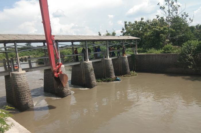 BERSIH: Eceng gondok dan kangkung di Sungai Ngotok Ring Kanal yang sebelumnya nyangkut di bendung Desa Kedungotok, Kecamatan Tembelang usai dibersihkan, Kamis (25/1).