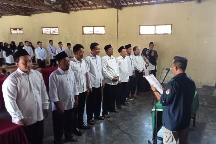 DILANTIK: Anggota KPPS Desa Murukan Jombang dilantik, Kamis (25/1).