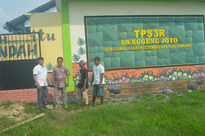 SEGERA DIFUNGSIKAN: Kades Kedunglosari M Hani (kiri) bersama perangkat desa dan pengurus KSM TPS3R Langgeng Joyo melakukan pengecekan, Kamis (25/1).