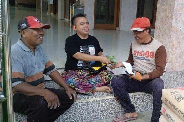 TELADAN: HM Syarif Hidayatullah ST MMT (Gus Sentot) mensupport renovasi Masjid Al Mubarokah Dusun Beji Desa Sawiji Kecamatan Jogoroto, Minggu (21/1).