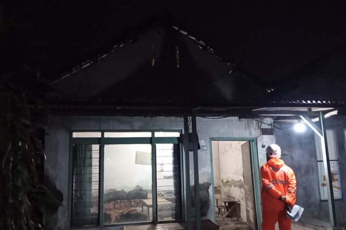 RUSAK: Salah satu rumah milik warga terdampak angin kencang, Rabu (24/1).