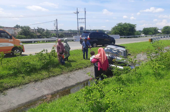 MASUK PARIT: Mobil sedan Ford Lacer dengan enam penumpang mengalami kecelakaan di Tol Jombang Mojokerto (Jomo), Kamis (25/1).