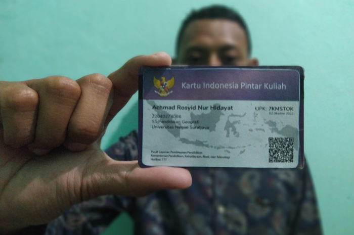 KULIAH GRATIS: Salah satu penerima menunjukkan Kartu Indonesia Pintar-Kuliah.