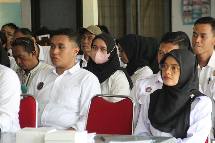 BARU DILANTIK: Anggota KPPS mengikuti bimtek di Kelurahan Kaliwungu, Kamis (26/1).