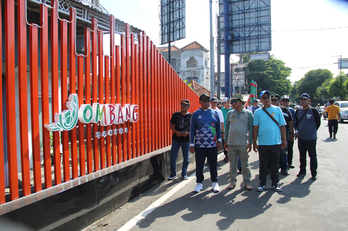 PANTAU: Pj Bupati Jombang Sugiat meninjau proyek ornamen jembatan Jl A Yani yang baru selesai dibangun.