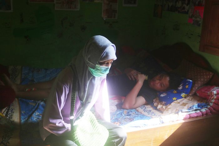 LEMAS: Salah satu warga Dusun Mojo, Desa Mojodanu, Kecamatan Ngusikan yang masih tergolek lemas dengan keluhan demam dan nyeri sendi.