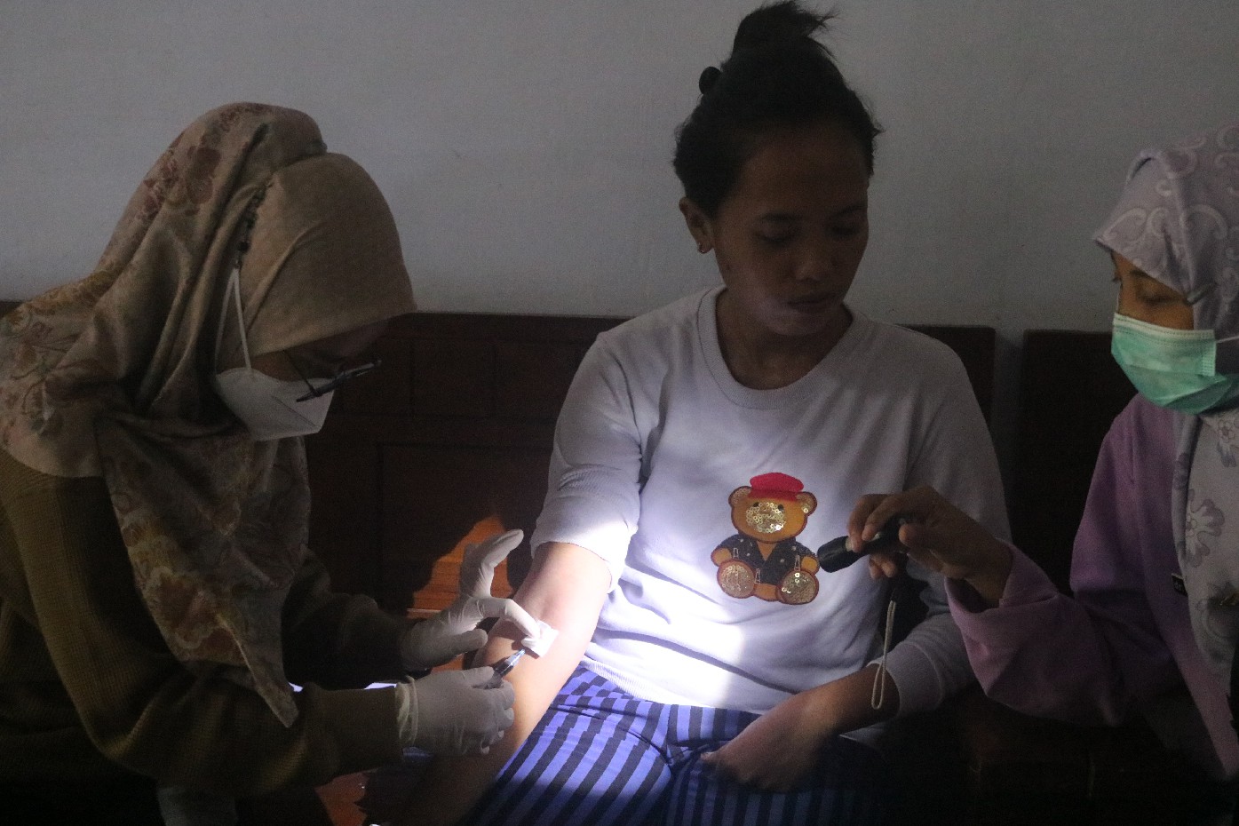 Beberapa warga di Ngusikan, Jombang yang masih mengeluh demam dan nyeri sendi diambil sampel darahnya.