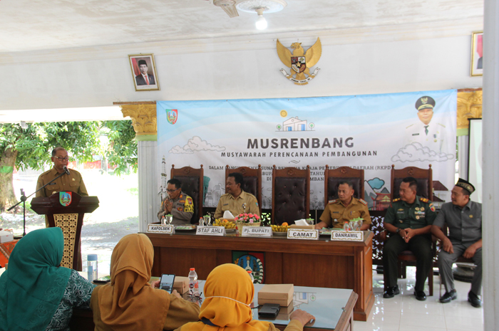 BERI SAMBUTAN: Pj Bupati Jombang Sugiat memberikan sambutan saat membuka Musrenbang di Kecamatan Jombang, Senin (29/1).