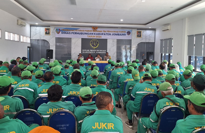 PEMBINAAN: Dinas Perhubungan Jombang melakukan pembinaan terahdap petugas parkir di Jombang.