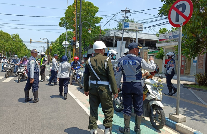 LAKUKAN PENERTIBAN: Petugas Dishub Jombang rutin melakukan penertiban di beberapa area yang dilarang sebagai lokasi parkir.
